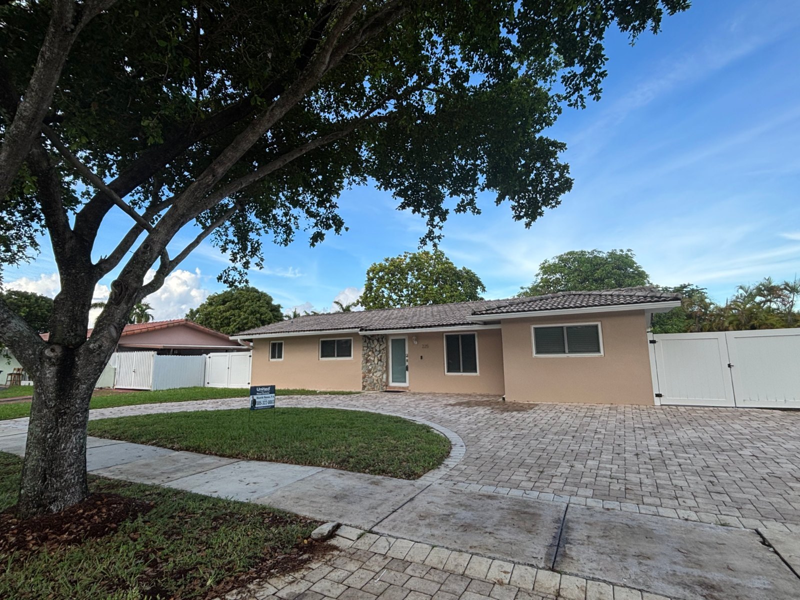 Single Family in Miami, FL